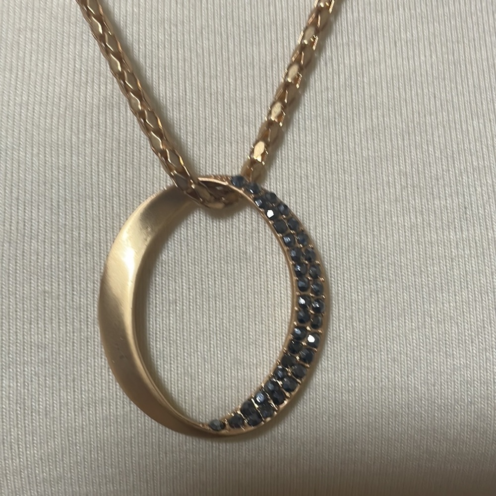 Beautiful Necklace with Circle and Rhinestones‎